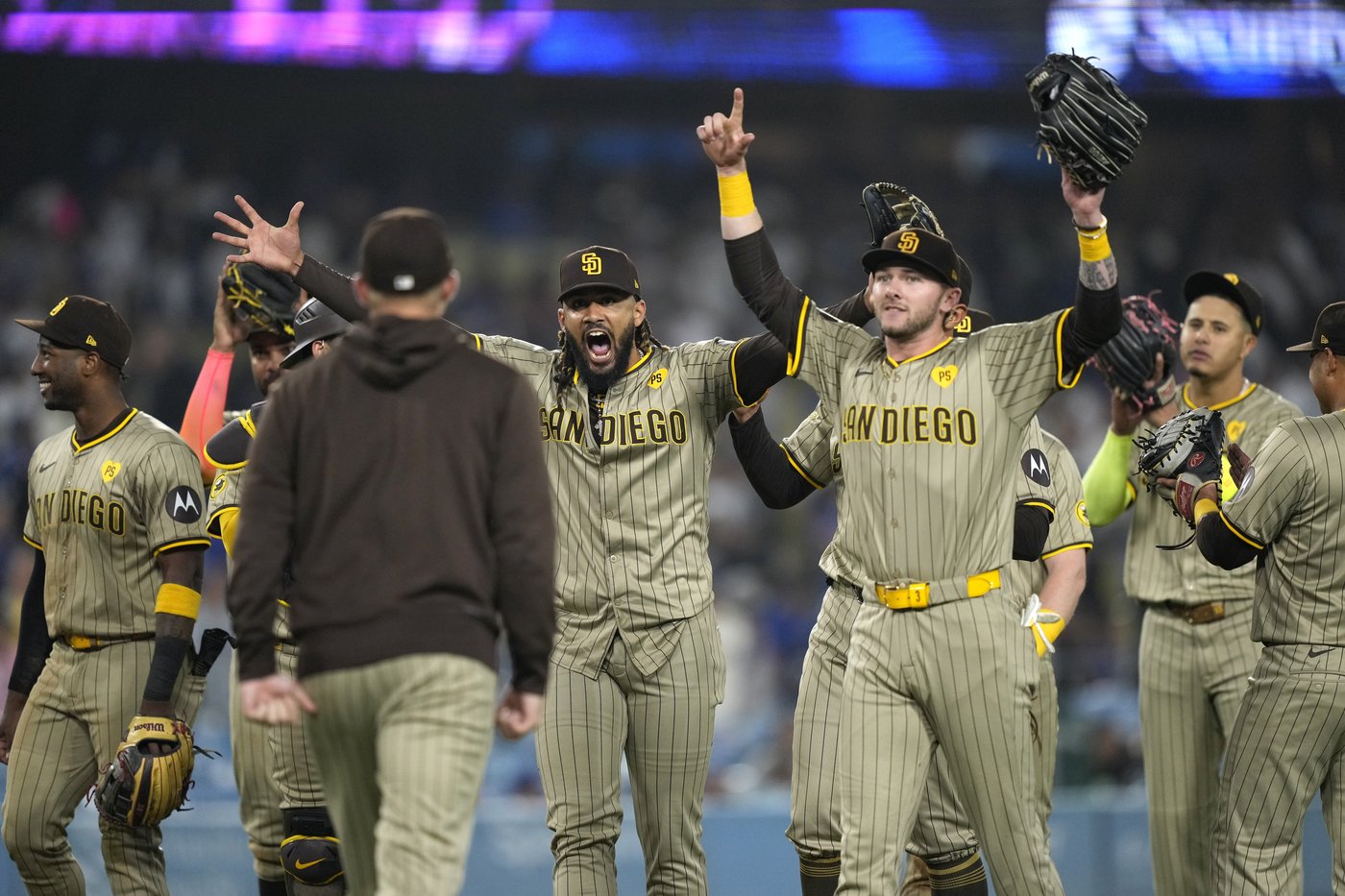 Padres clinch postseason berth with 4-2 win over NL West-leading Dodgers in opener of crucial series | iNFOnews.ca Padres clinch postseason berth with 4-2 win over NL West-leading Dodgers in opener of crucial series | iNFOnews.ca