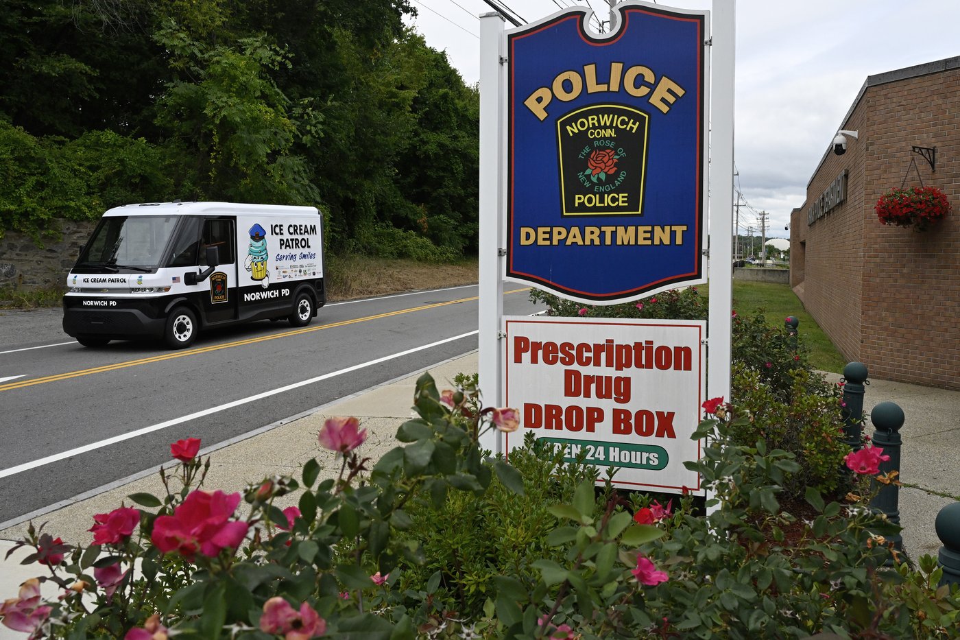 Freeze! Police ice cream trucks seek to portray officers in a positive light | iNFOnews.ca