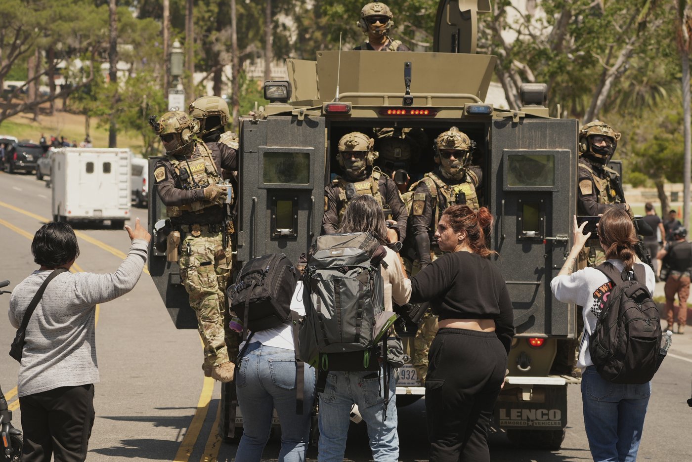 Troops and federal agents briefly descend on LA's MacArthur Park in largely immigrant neighborhood | iNFOnews.ca