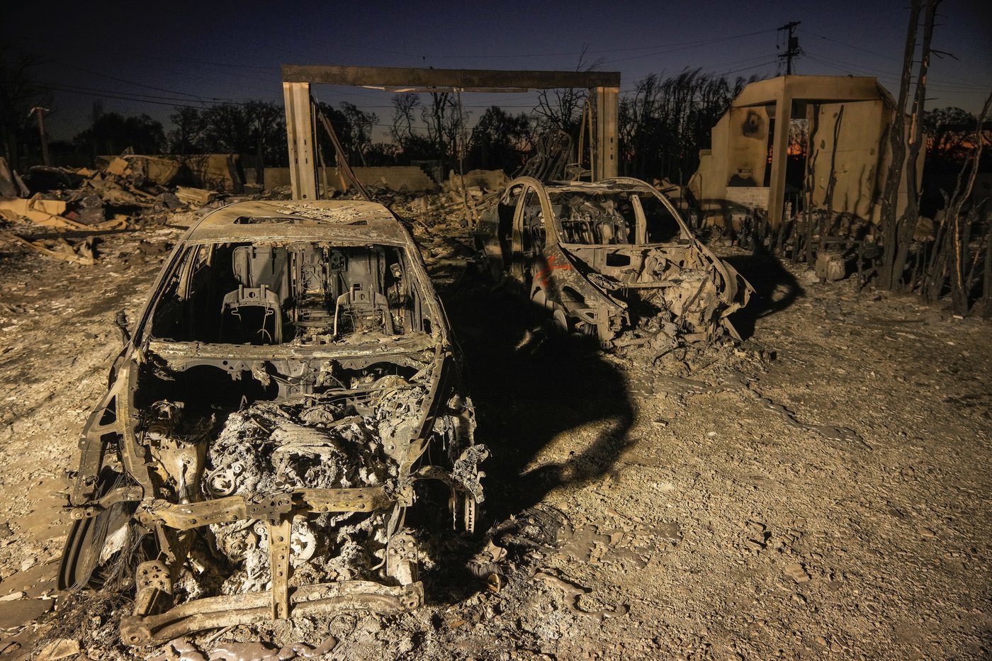 Ash and other dangers mean LA area residents who fled fires a week ago won't be going home soon | iNFOnews.ca Ash and other dangers mean LA area residents who fled fires a week ago won't be going home soon | iNFOnews.ca