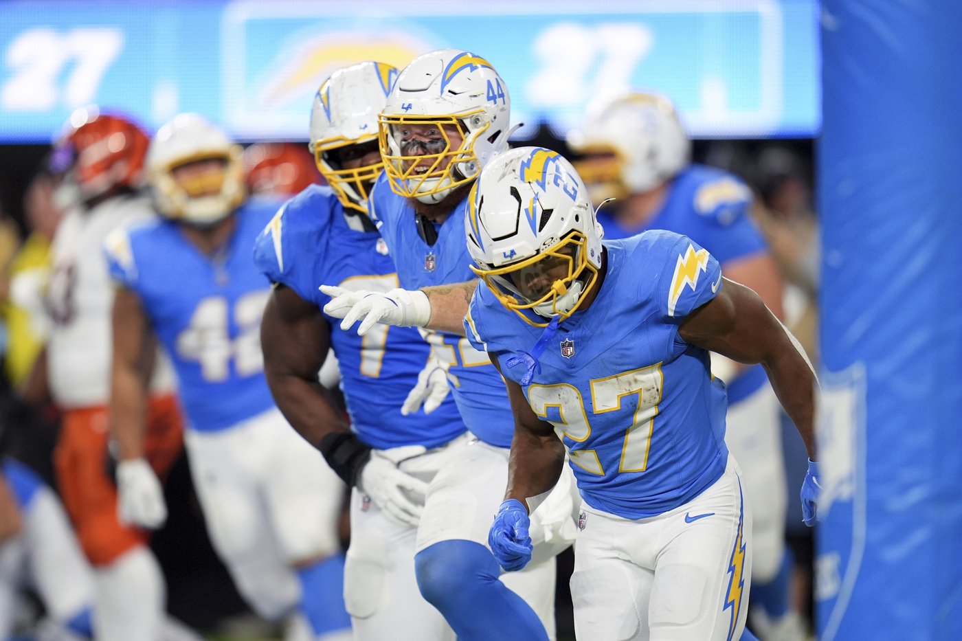Chargers beat Bengals 34-27 on Dobbins' late TD after squandering 21-point lead | iNFOnews.ca