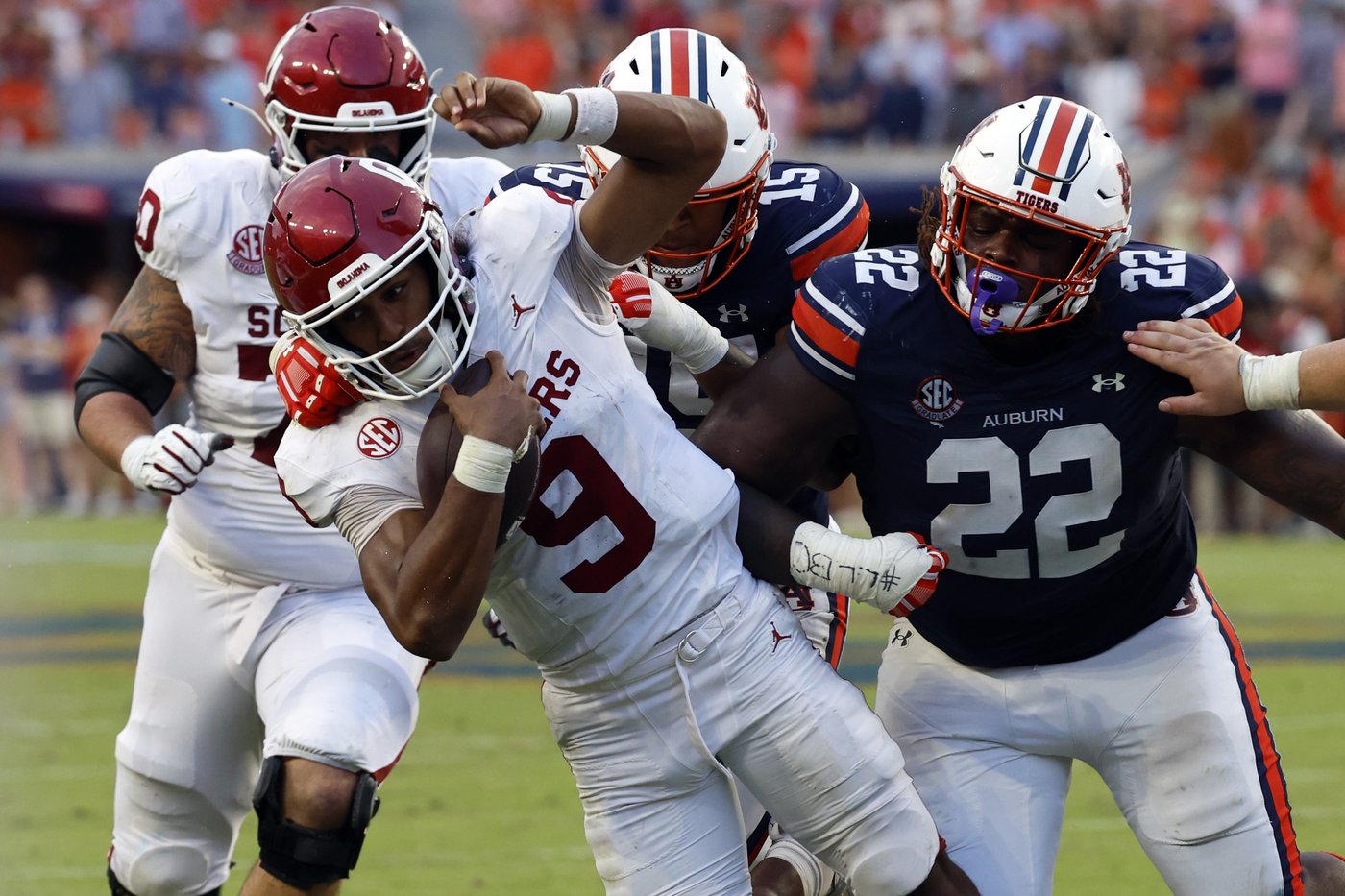 Texas-Oklahoma rivalry a test for QBs Ewers, Hawkins amid the tension and noise in the Cotton Bowl | iNFOnews.ca