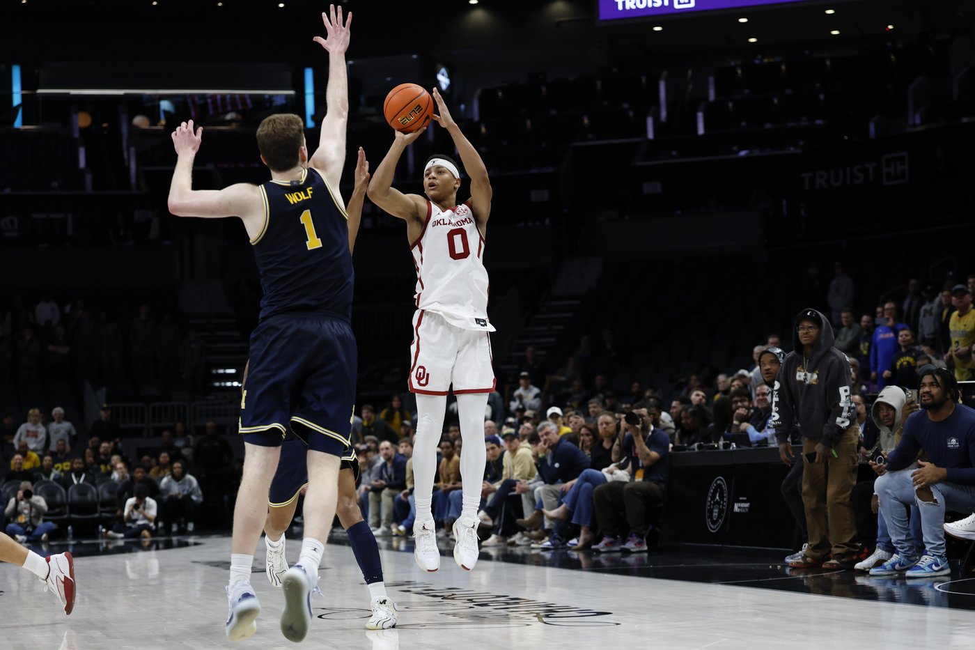 Jeremiah Fears' 4-point play with 11.5 seconds left helps No. 14 Oklahoma edge No. 24 Michigan 87-86 | iNFOnews.ca Jeremiah Fears' 4-point play with 11.5 seconds left helps No. 14 Oklahoma edge No. 24 Michigan 87-86 | iNFOnews.ca