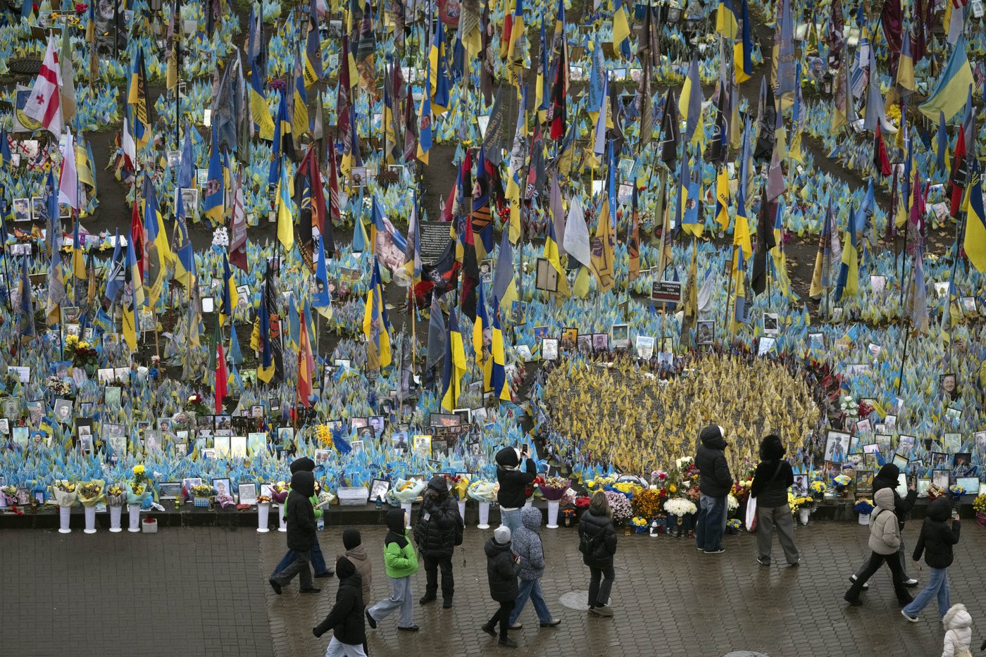 A makeshift memorial grows in Ukraine’s capital after 1,000 days of war | iNFOnews.ca
