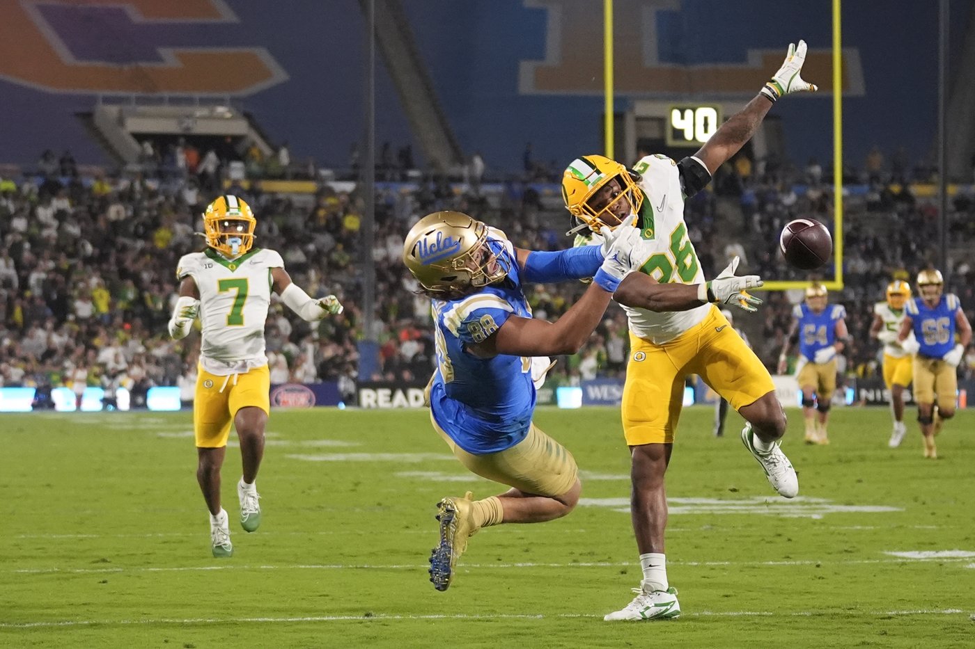 Dillon Gabriel throws for 3 TDs as No. 8 Oregon beats UCLA 34-13 in first Big Ten game | iNFOnews.ca Dillon Gabriel throws for 3 TDs as No. 8 Oregon beats UCLA 34-13 in first Big Ten game | iNFOnews.ca