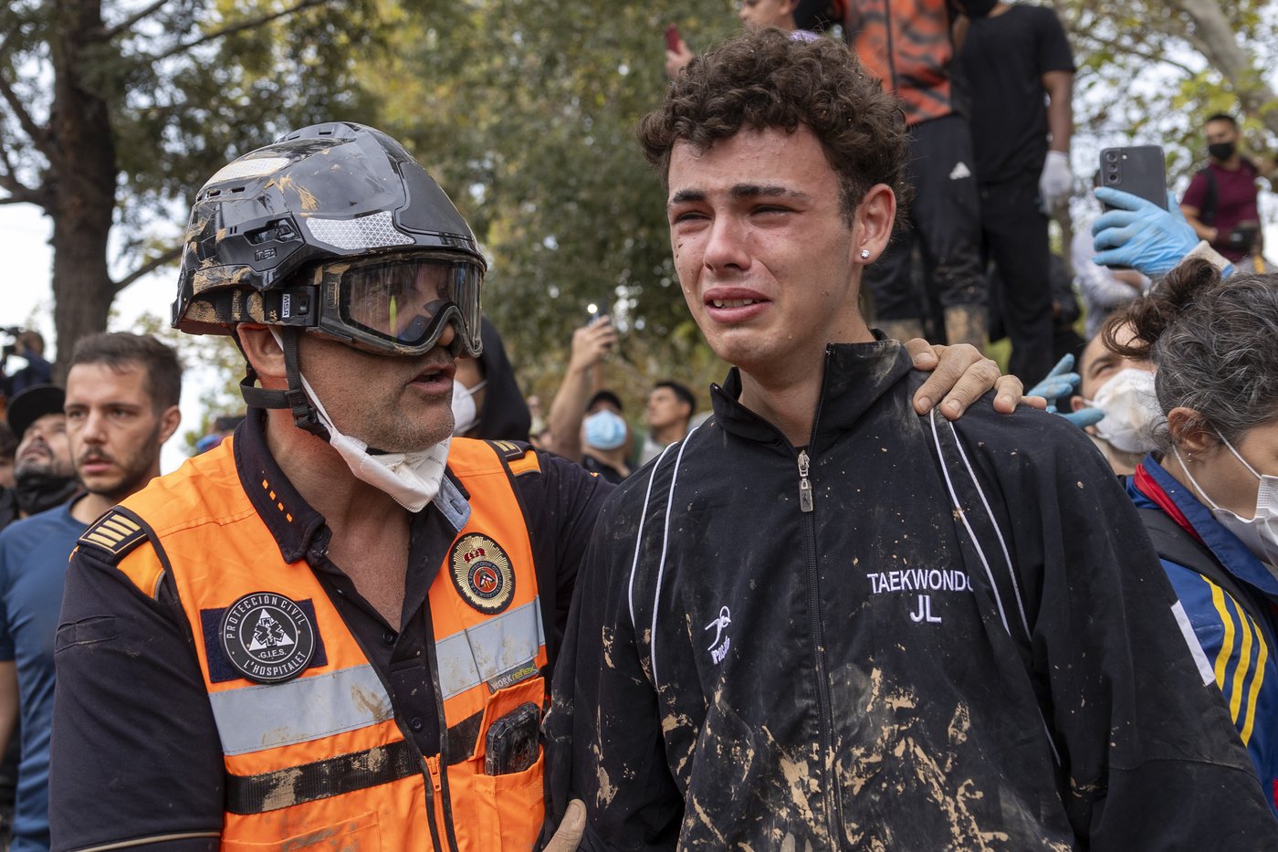 Spain flood survivors hurl mud at the royals and top government officials | iNFOnews.ca Spain flood survivors hurl mud at the royals and top government officials | iNFOnews.ca