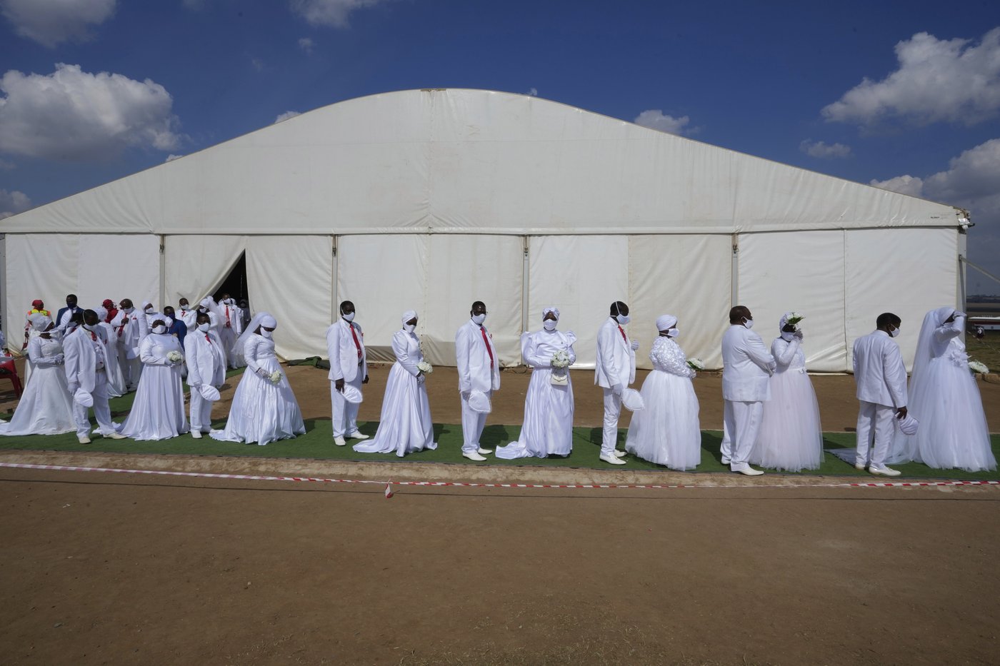 A Pentecostal church in South Africa holds mass Easter weddings for 3,000 people, some polygamous | iNFOnews.ca