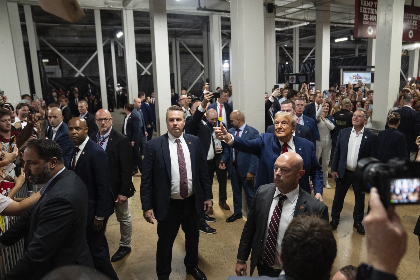 In Alabama, Trump goes from the dark rhetoric of his campaign to adulation of college football fans | iNFOnews.ca