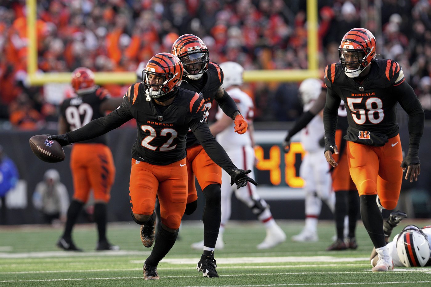 Burrow throws 3 TD passes and Bengals keep playoff hopes alive with 24-6 victory over Browns | iNFOnews.ca