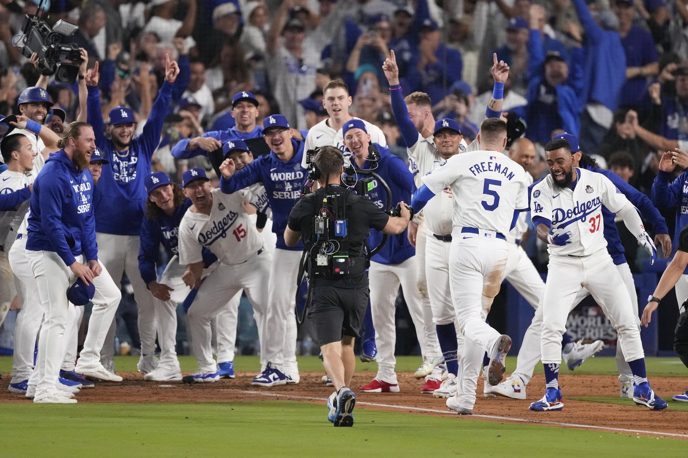 Freeman hits 1st walk-off slam in World Series history as Dodgers top Yankees 6-3 in classic opener | iNFOnews.ca Freeman hits 1st walk-off slam in World Series history as Dodgers top Yankees 6-3 in classic opener | iNFOnews.ca