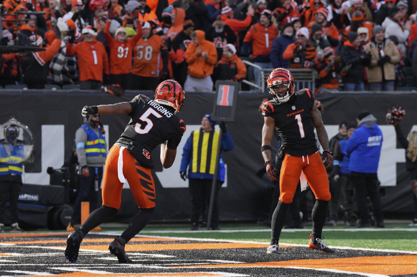 Burrow throws 3 TD passes and Bengals keep playoff hopes alive with 24-6 victory over Browns | iNFOnews.ca