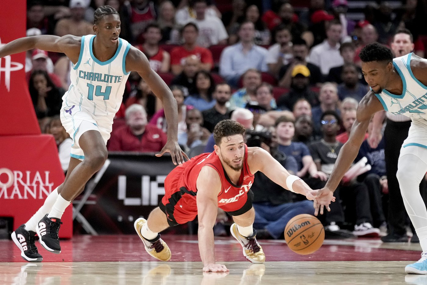 Ball has 34 points and 11 assists in return from ankle injury to lead Hornets over Rockets 110-105 | iNFOnews.ca Ball has 34 points and 11 assists in return from ankle injury to lead Hornets over Rockets 110-105 | iNFOnews.ca