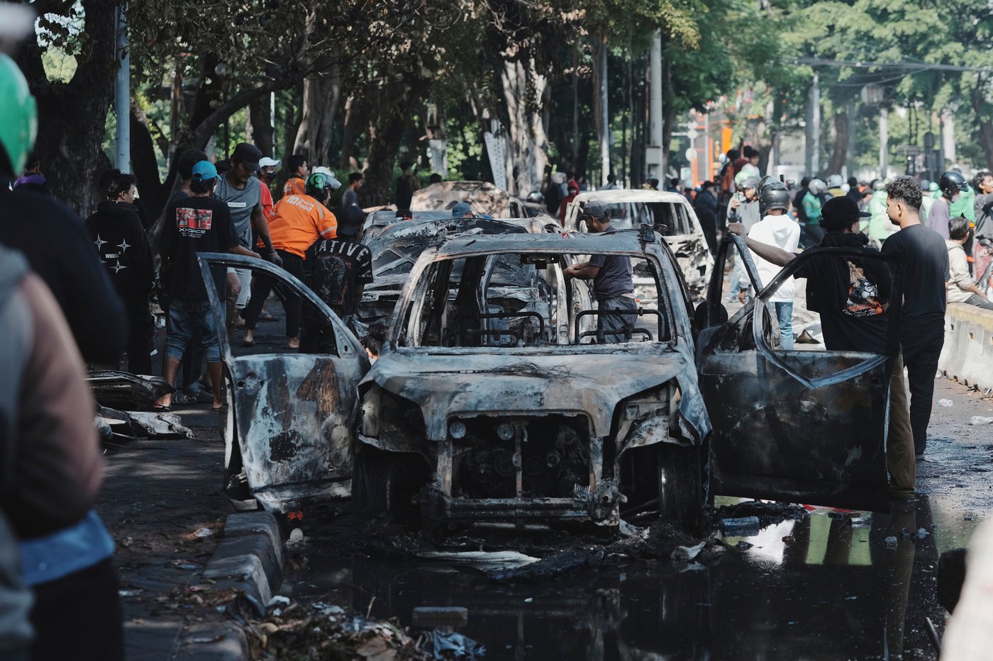 Photos of violent clashes between riot police and protesters in Indonesia | iNFOnews.ca