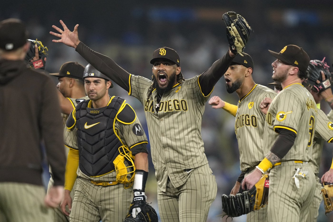 Padres turn triple play to clinch playoff spot with 4-2 win over Dodgers | iNFOnews.ca Padres turn triple play to clinch playoff spot with 4-2 win over Dodgers | iNFOnews.ca