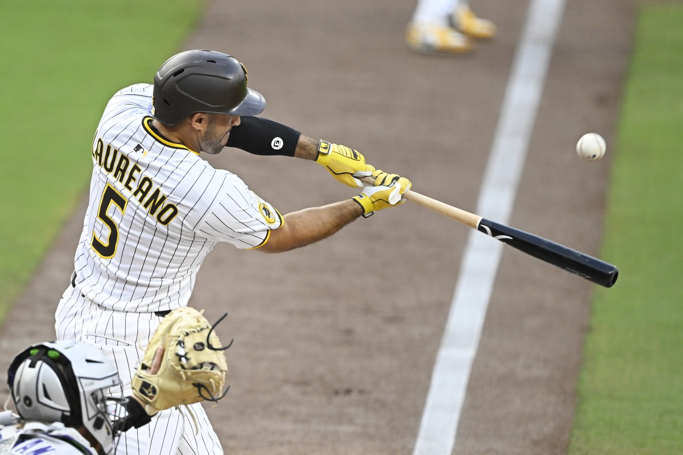 Padres outfielder Laureano has a broken finger and will miss the first round of the playoffs | iNFOnews.ca