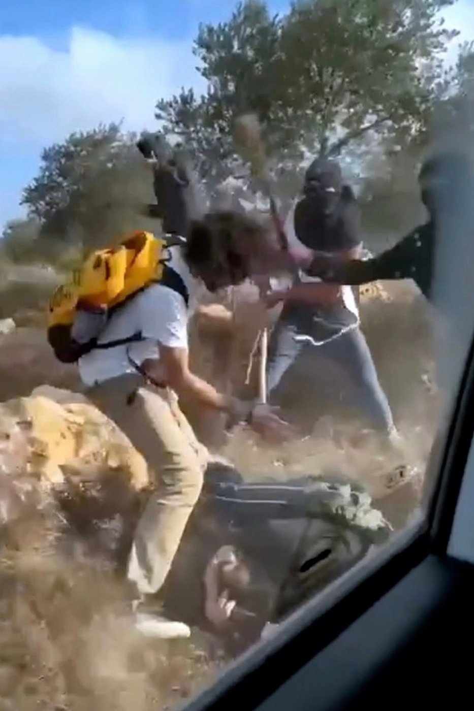 Israeli settlers beat Palestinian farmers on video as attacks mount during West Bank olive harvest | iNFOnews.ca