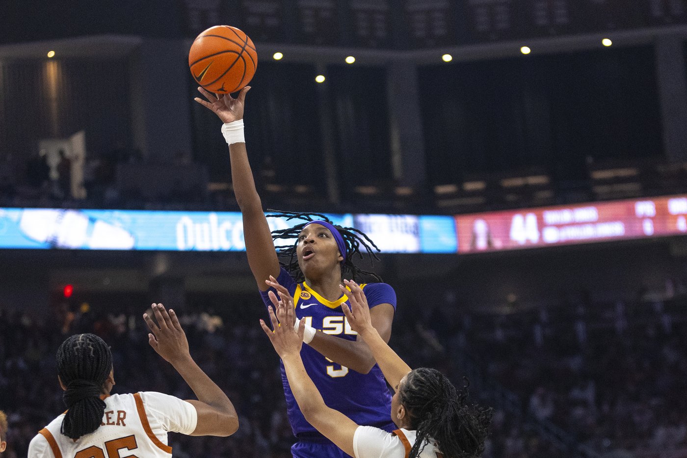 Booker and No. 3 Texas rally from poor shooting start to beat No. 5 LSU 65-58 | iNFOnews.ca Booker and No. 3 Texas rally from poor shooting start to beat No. 5 LSU 65-58 | iNFOnews.ca