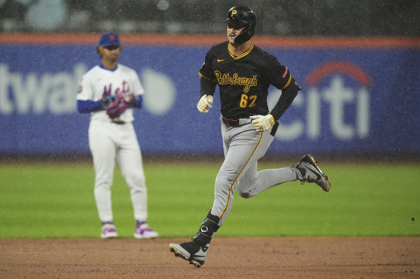 Pirates hit 2 homers off Holmes and blank Mets 4-0 to prevent 3-game sweep | iNFOnews.ca
