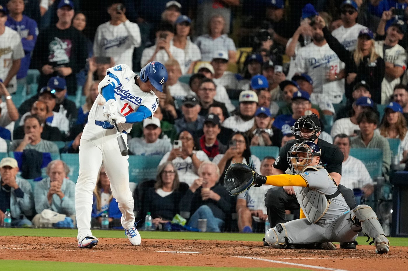 Dodgers sweep Brewers; Suarez's grand slam leads Mariners over Blue Jays | iNFOnews.ca