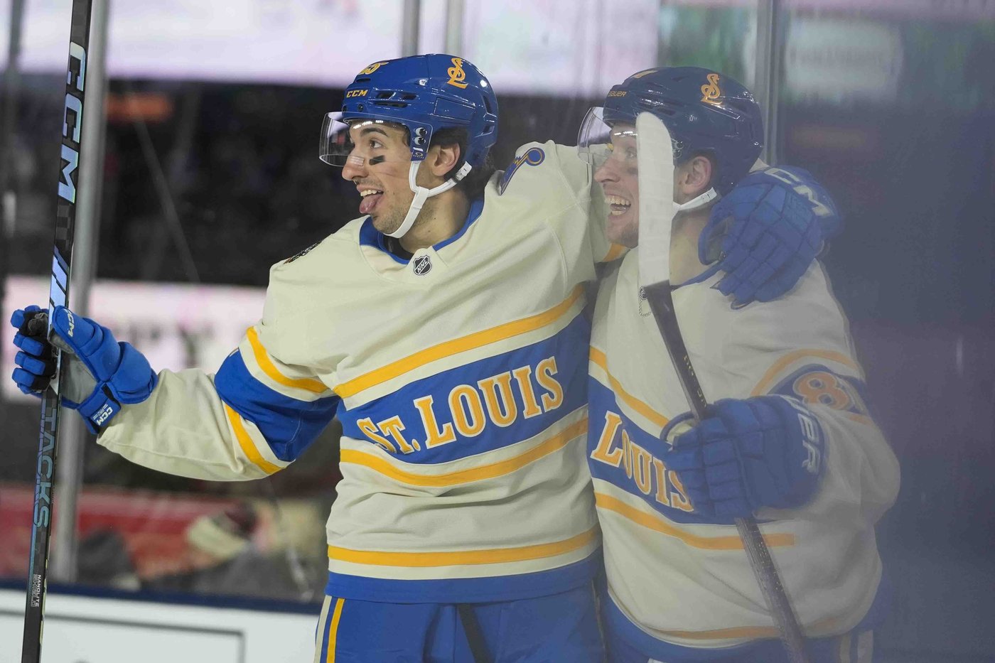 Cam Fowler scores twice as the Blues beat the Blackhawks 6-2 in the Winter Classic at Wrigley Field | iNFOnews.ca