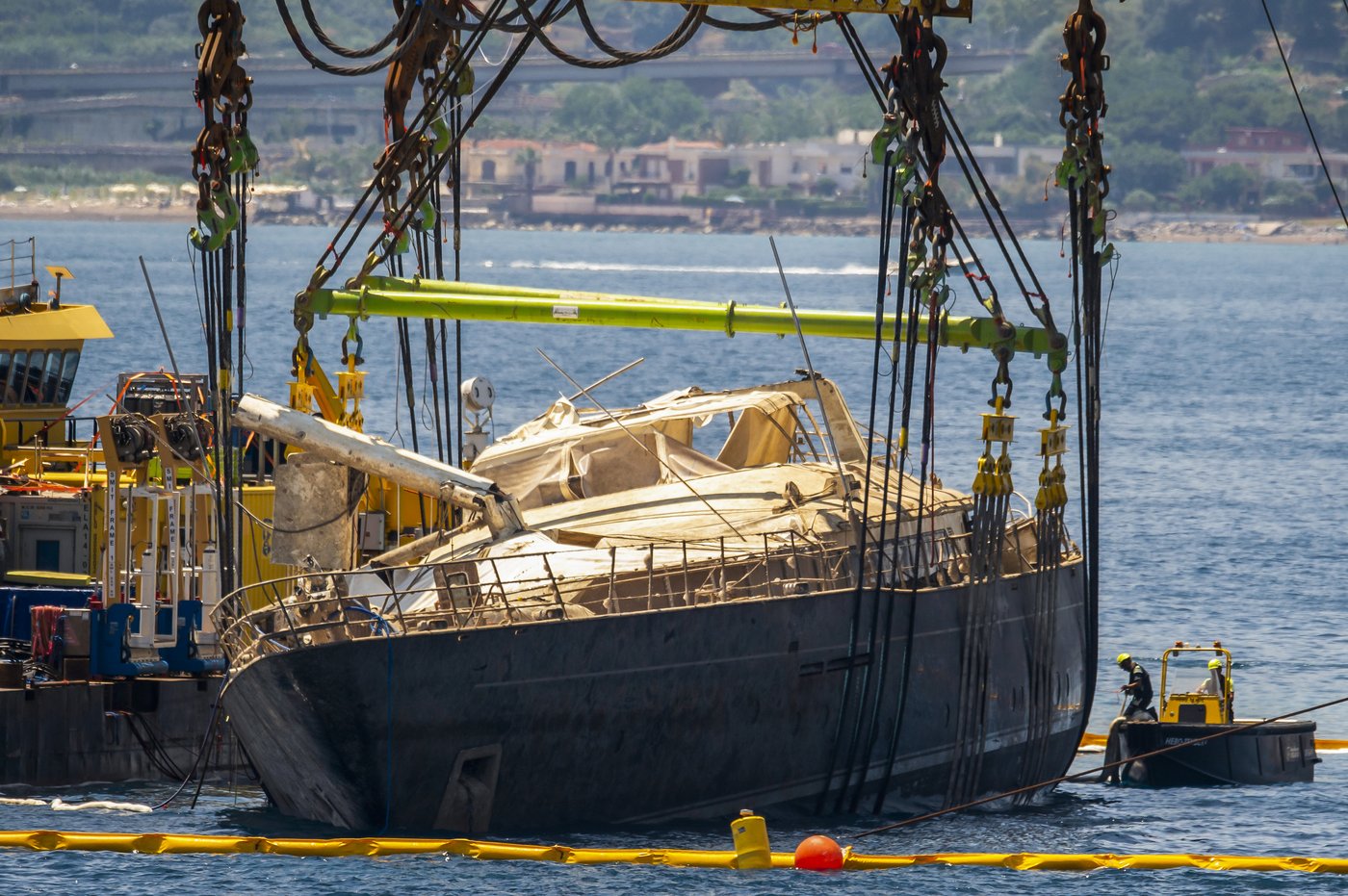 Sunken Bayesian superyacht lifted out of the water off Sicily as salvage operate completes | iNFOnews.ca Sunken Bayesian superyacht lifted out of the water off Sicily as salvage operate completes | iNFOnews.ca