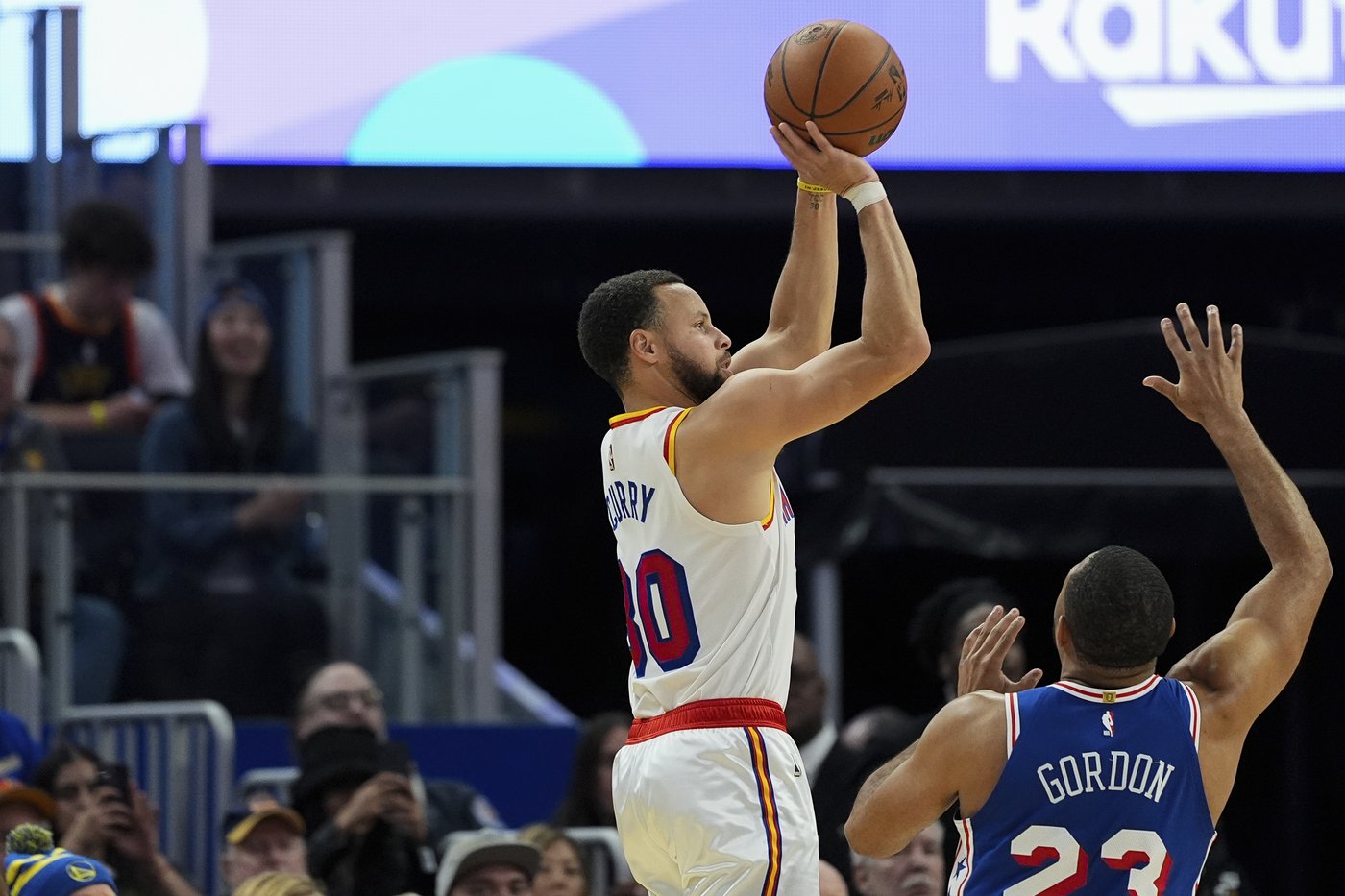 Stephen Curry scores 30 points, makes all 8 3-point attempts in Warriors' 139-105 win over 76ers | iNFOnews.ca
