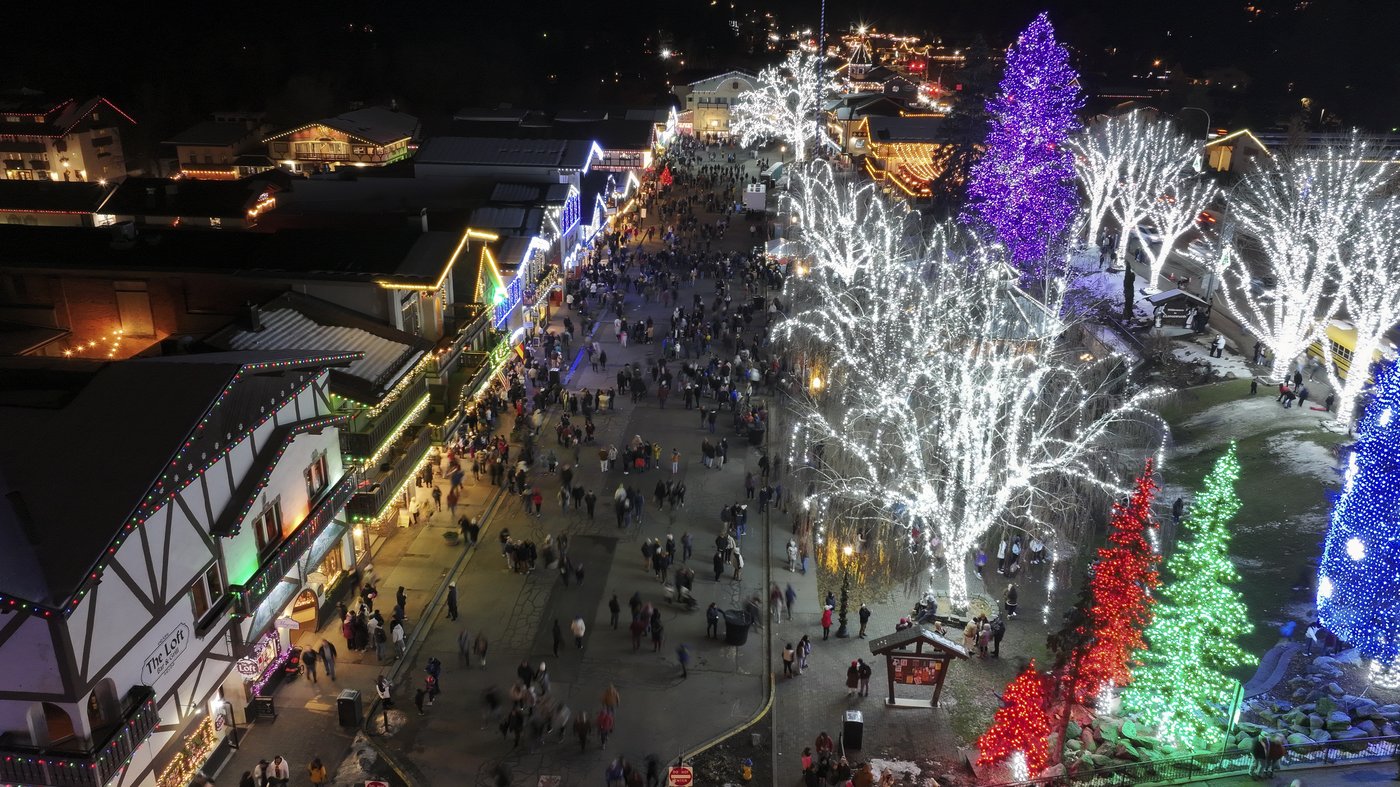 Magic and lights draw crowds to an alpine village in Washington state for Christmas | iNFOnews.ca