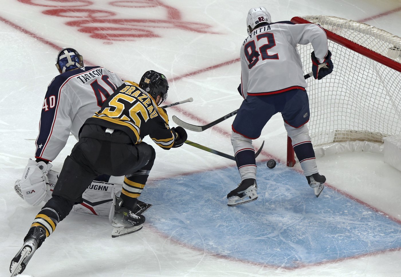 Jeremy Swayman stops 18 shots, David Pastrnak scores on breakaway as Bruins beat Columbus, 4-0 | iNFOnews.ca