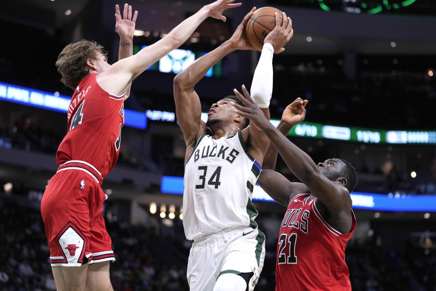 Two-time MVP Giannis Antetokounmpo shakes off knee woes to play opening night for Bucks | iNFOnews.ca
