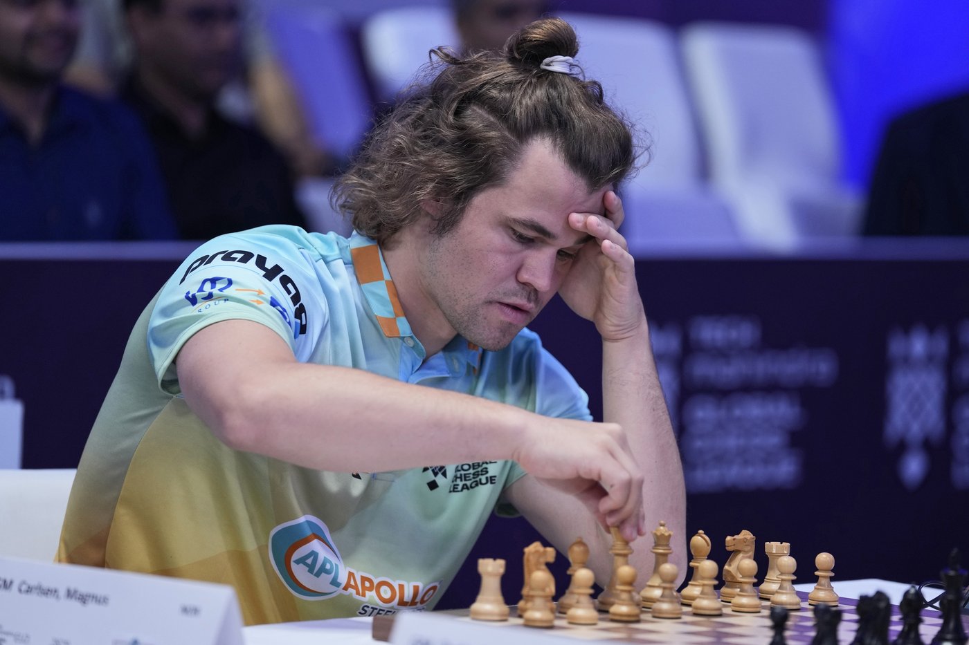 Chess grandmaster Magnus Carlsen returns to a tournament after a dispute over jeans is resolved | iNFOnews.ca