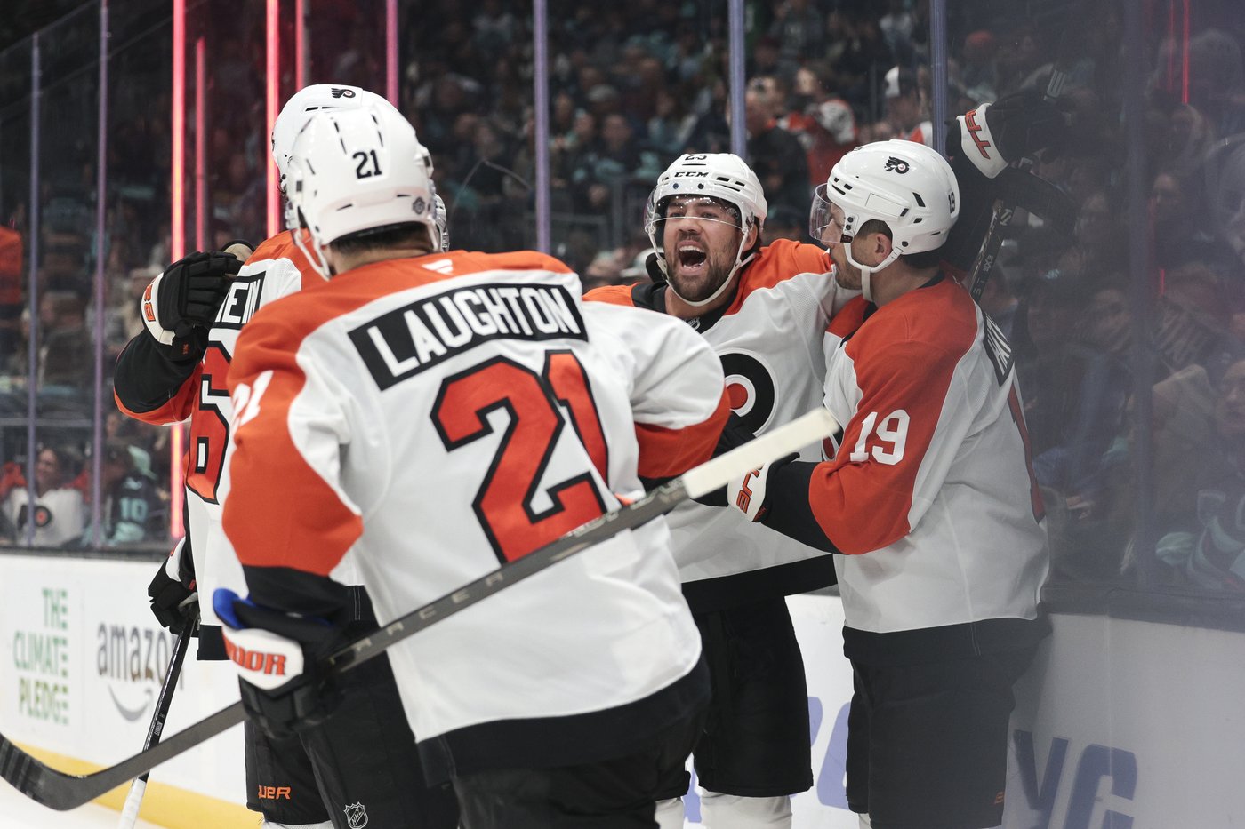 Kraken score 4 goals in 2nd period, hold off late Flyers rally in 6-4 win | iNFOnews.ca