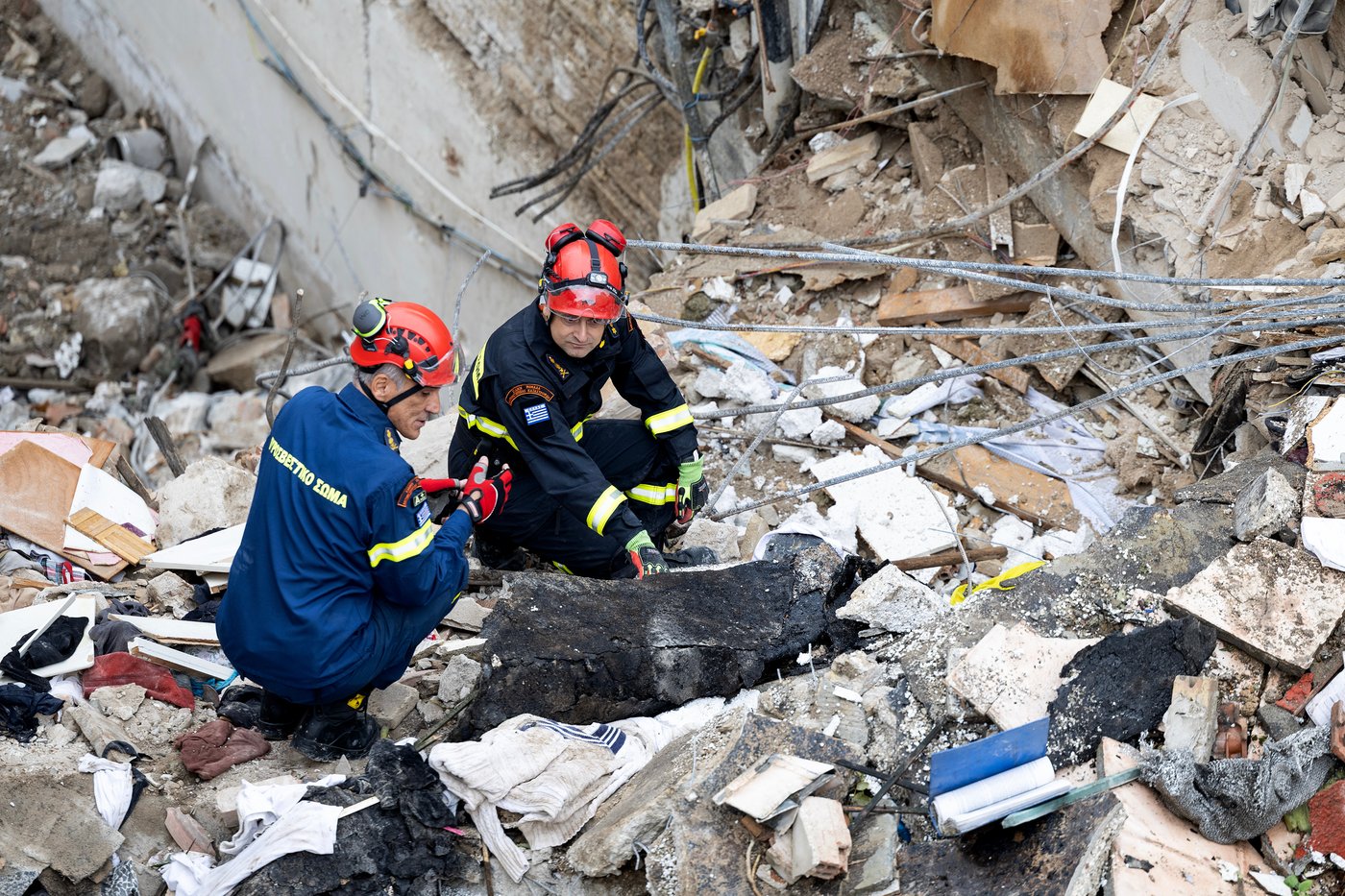 Bodies of 6 people, including 4 Americans, recovered from collapsed building in Athens | iNhome Bodies of 6 people, including 4 Americans, recovered from collapsed building in Athens | iNhome