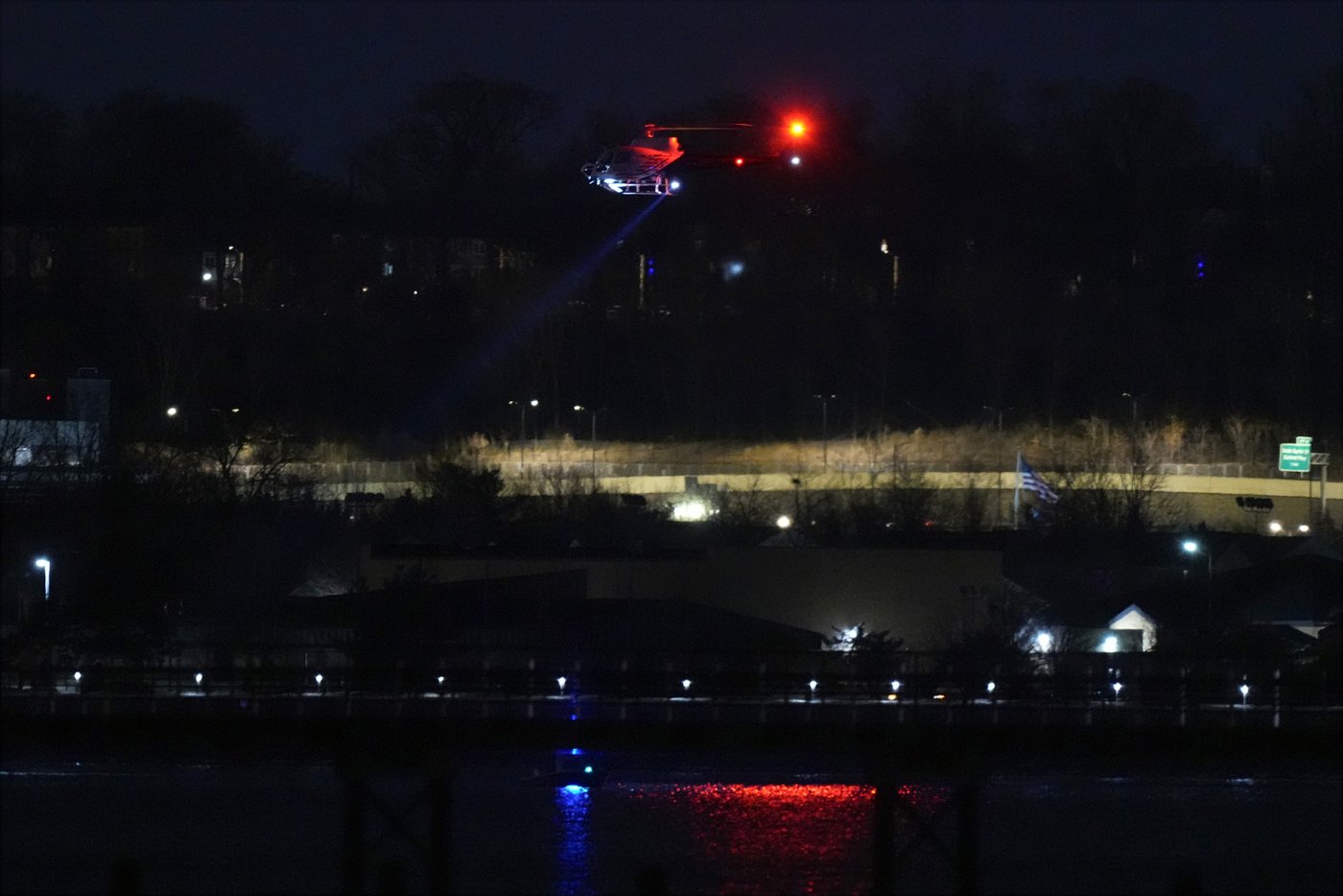 Passenger jet with 64 aboard collides with Army helicopter while landing at Reagan Airport near DC | iNFOnews.ca Passenger jet with 64 aboard collides with Army helicopter while landing at Reagan Airport near DC | iNFOnews.ca