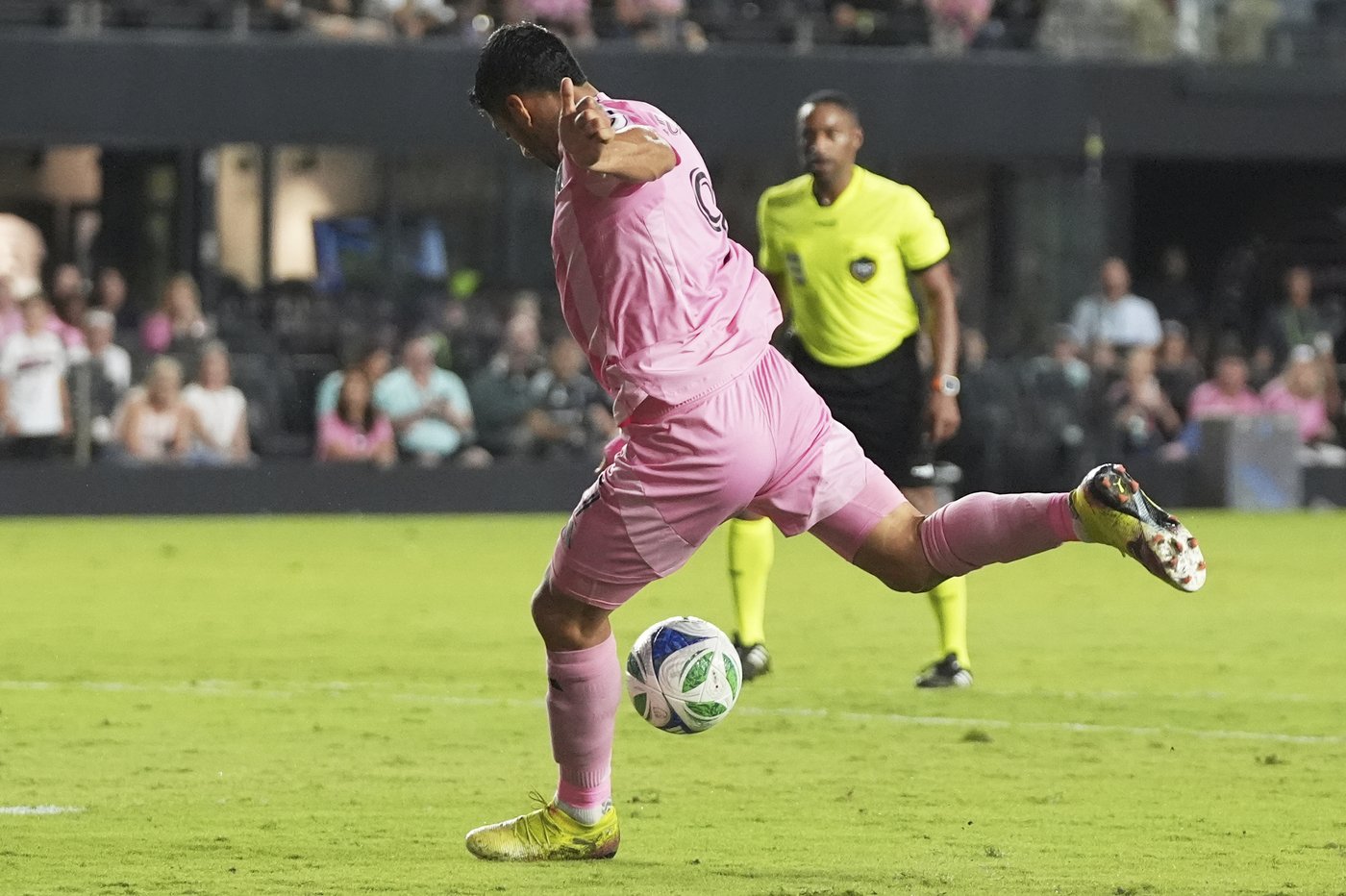 Messi scores twice, assists in Miami's 4-2 win over Montreal | iNFOnews.ca