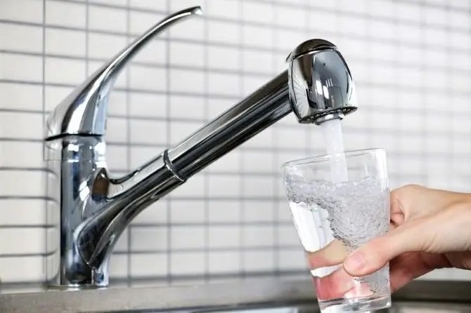 'Worst case scenario': Sage Mesa homeowners to vote on $33M water system upgrade | iNFOnews.ca A person fills a glass of water from a kitchen tap.
