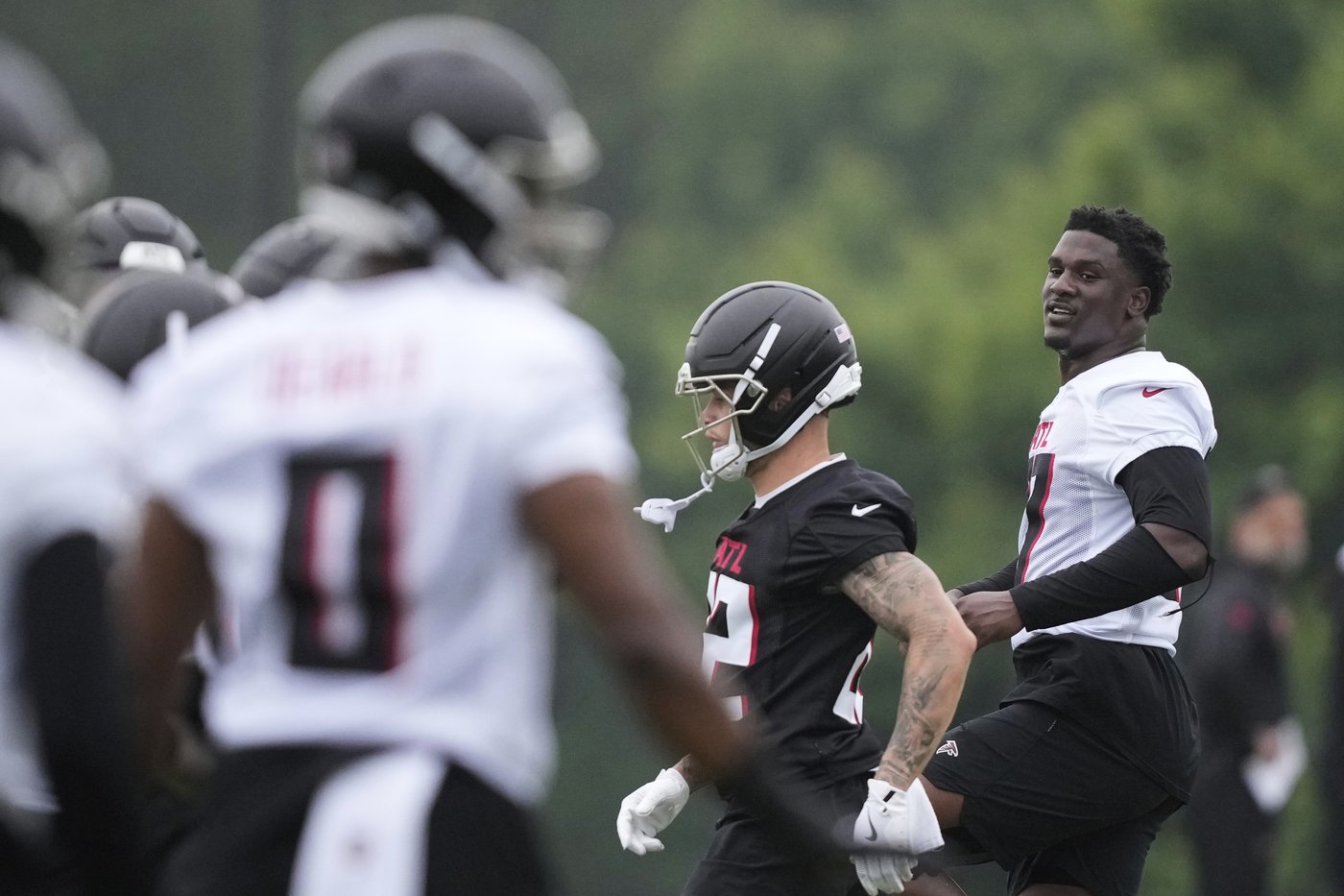 Falcons rookie James Pearce Jr. brings edge to pass rush with aggressive attitude in training camp | iNFOnews.ca