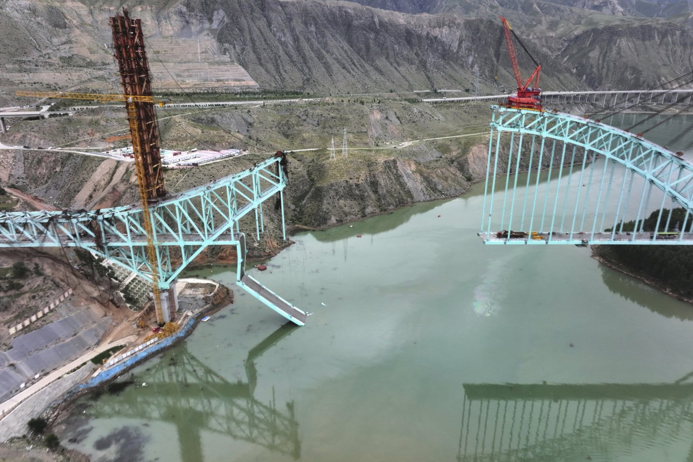 Chinese bridge collapse kills at least 12 construction workers | iNFOnews.ca