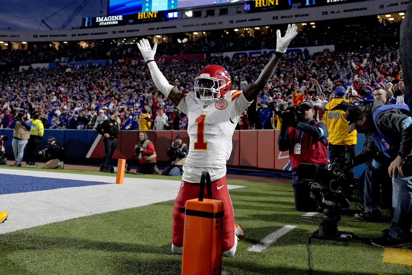 Josh Allen's 26-yard run seals Bills' 30-21 win over KC and ends Chiefs' bid for a perfect season | iNFOnews.ca Josh Allen's 26-yard run seals Bills' 30-21 win over KC and ends Chiefs' bid for a perfect season | iNFOnews.ca