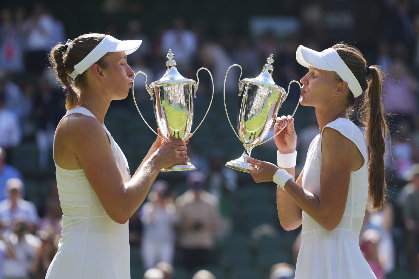 Kudermetova and Mertens win women's doubles final at Wimbledon | iNFOnews.ca Kudermetova and Mertens win women's doubles final at Wimbledon | iNFOnews.ca
