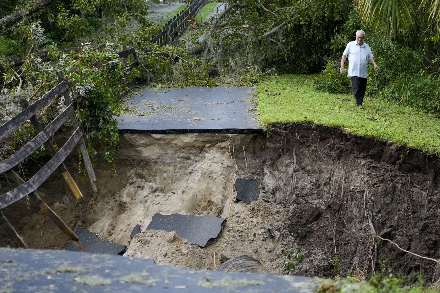 Residents slog through flooded streets, clear debris after Hurricane Milton tore through Florida | iNFOnews.ca