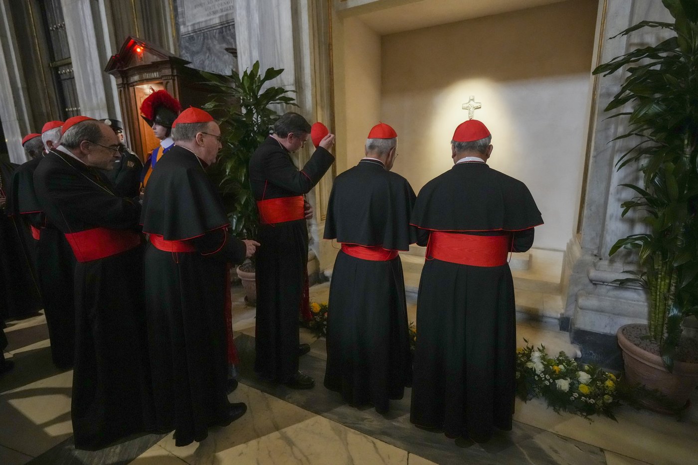 Catholic faithful pay respects to Pope Francis as his tomb opens to the public in Rome basilica | iNFOnews.ca