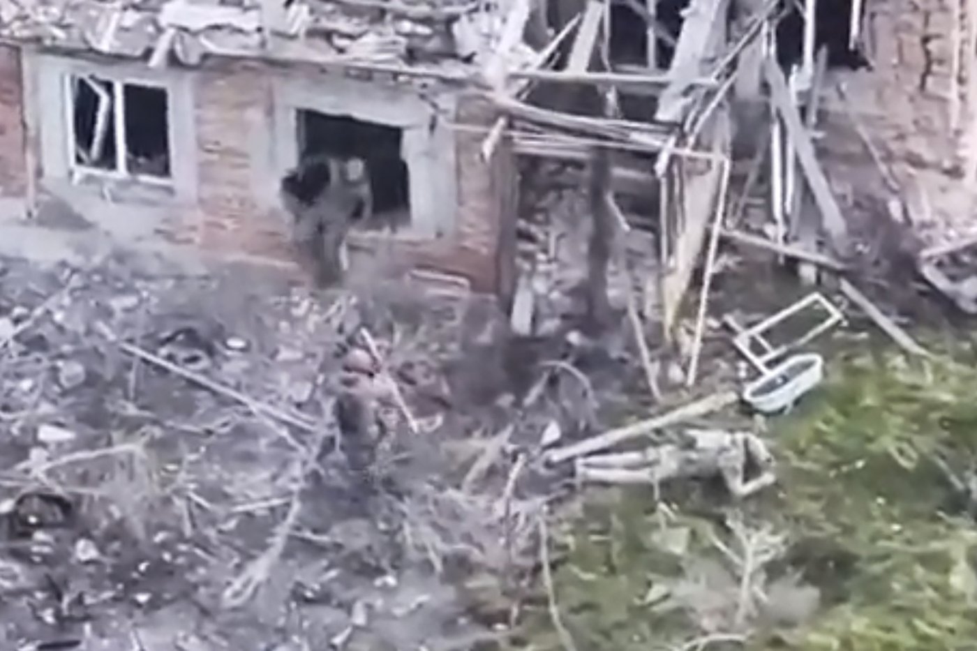 A video shows men identified as Russian troops holding Ukrainian POWs. Then the killing begins | iNFOnews.ca A video shows men identified as Russian troops holding Ukrainian POWs. Then the killing begins | iNFOnews.ca
