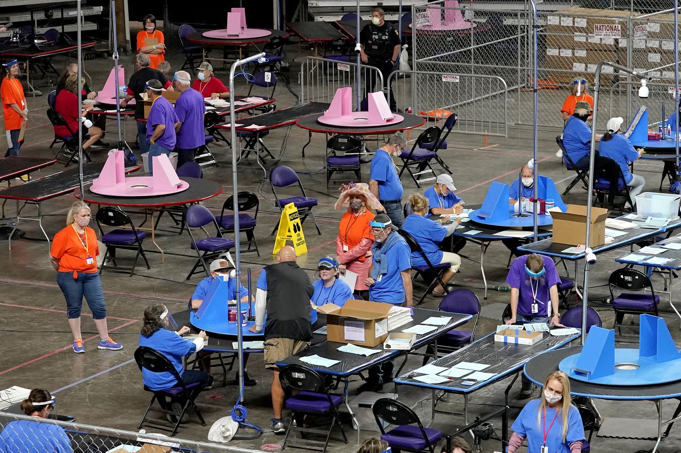 Arizona enlists county employees to help tackle a surge of 2-page early ballots | iNFOnews.ca Arizona enlists county employees to help tackle a surge of 2-page early ballots | iNFOnews.ca