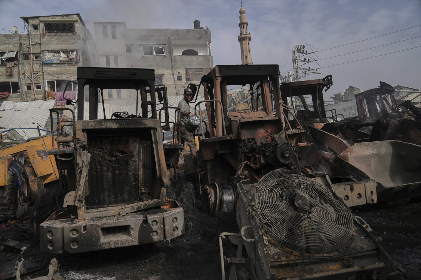 Israeli strikes kill 17 in Gaza and destroy heavy equipment needed to clear rubble | iNFOnews.ca