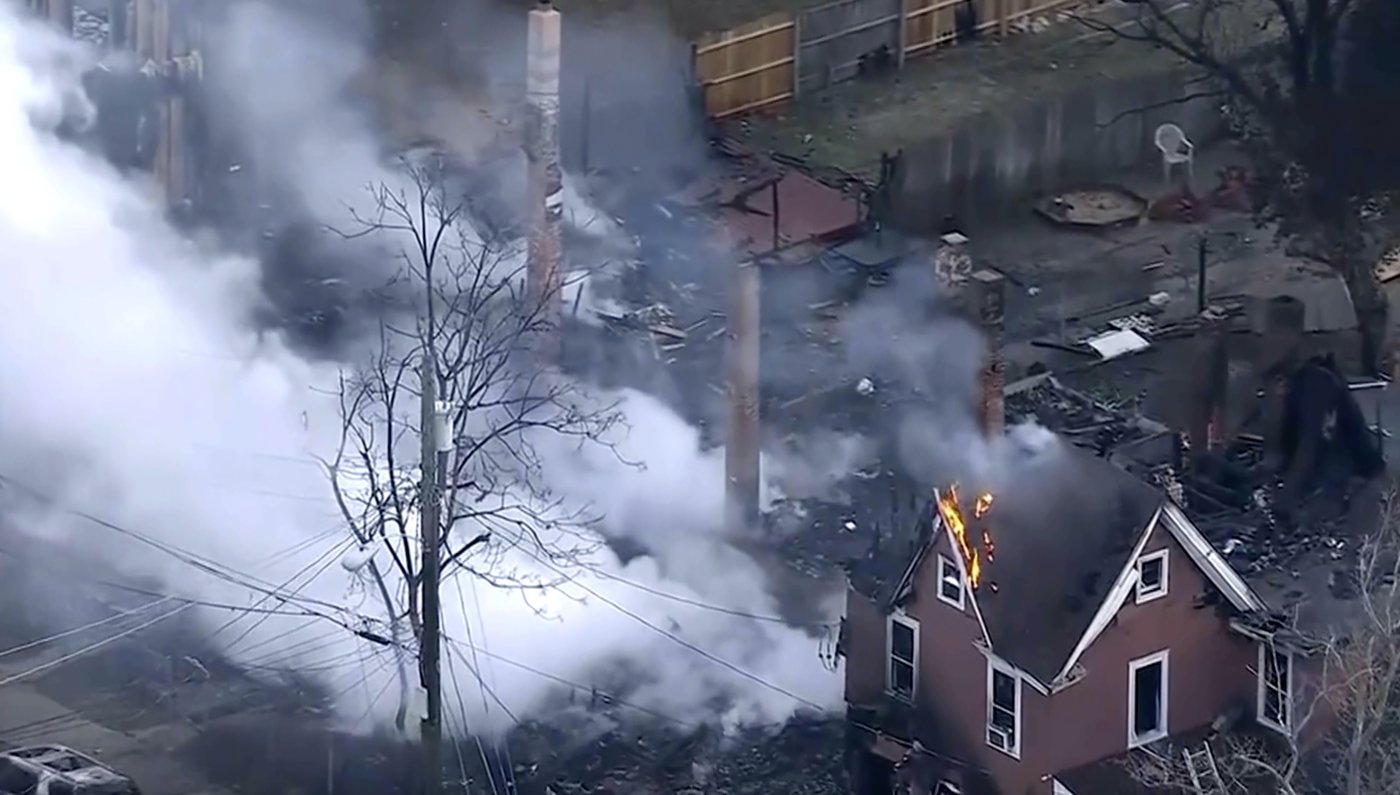 Girl is killed and her sister is missing after a fire destroys several New Jersey homes | iNFOnews.ca