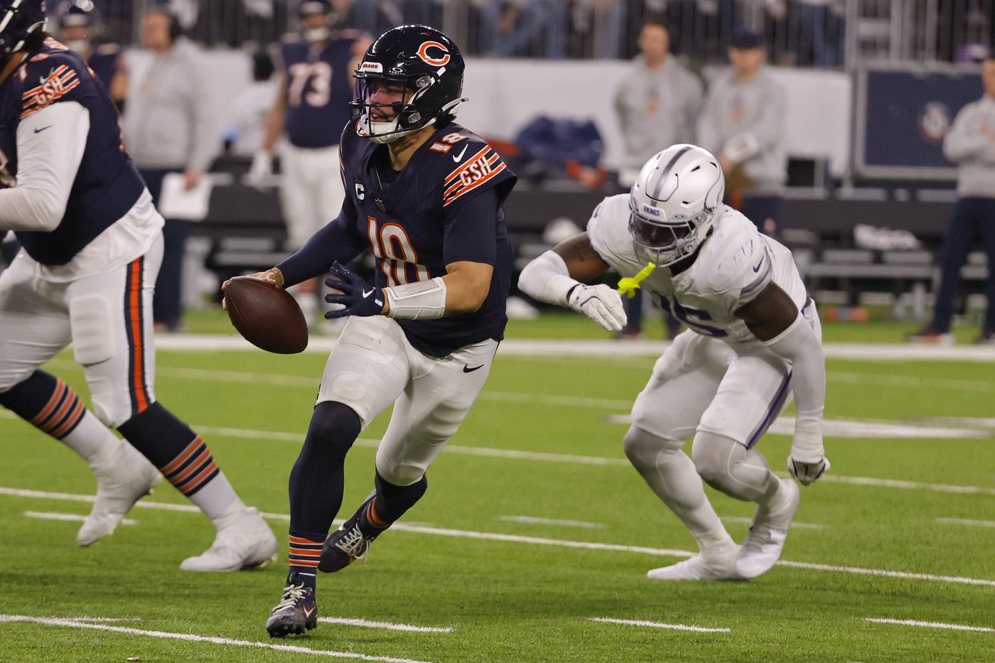 QB Caleb Williams copes with slow-starting offense as Bears losing streak hits 8 games | iNFOnews.ca