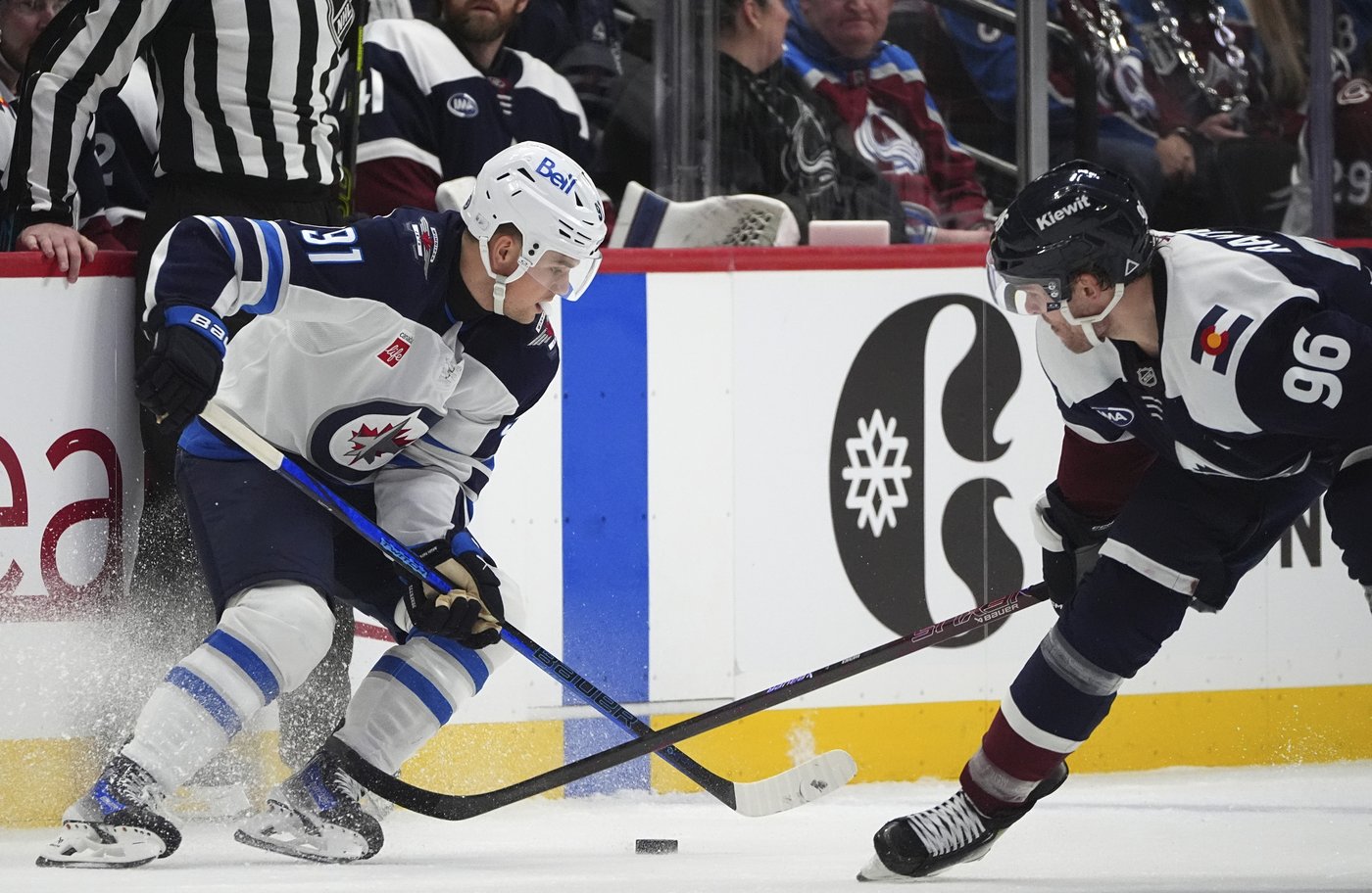 Mittelstadt leads Avalanche past NHL-leading Jets 5-2 | iNFOnews.ca