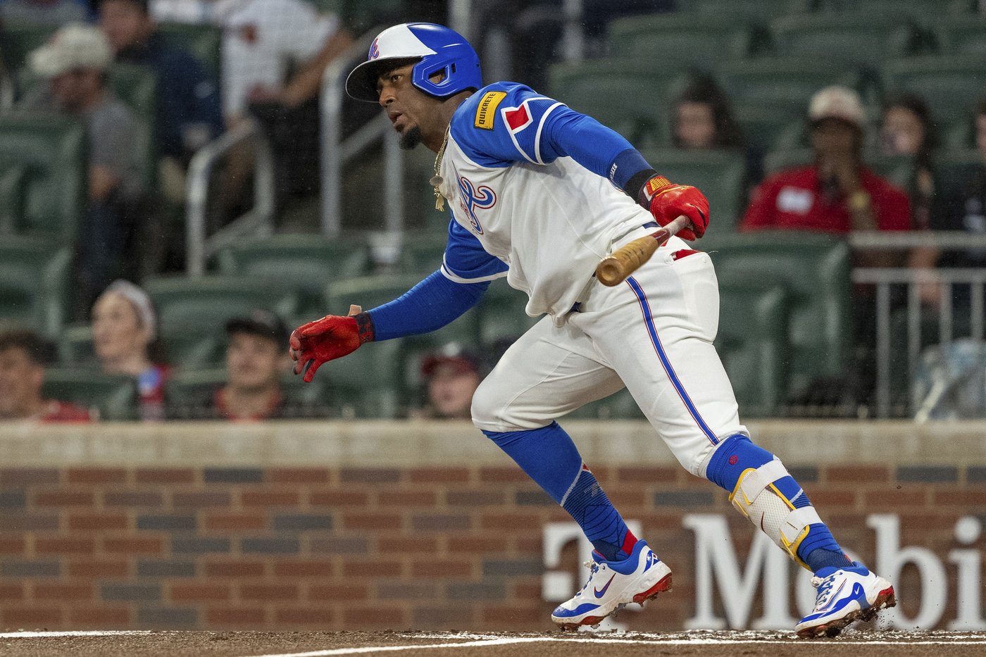 D'Arnaud hits a walk-off homer as Braves keep up their playoff push with a 2-1 win over Royals | iNFOnews.ca