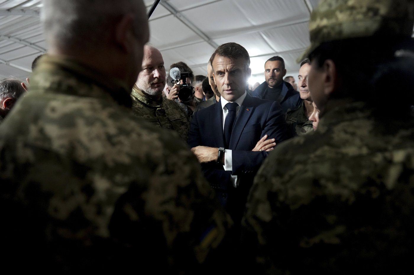 Macron inspects Ukraine troops at a French military camp ahead of a meeting with Zelenskyy | iNFOnews.ca