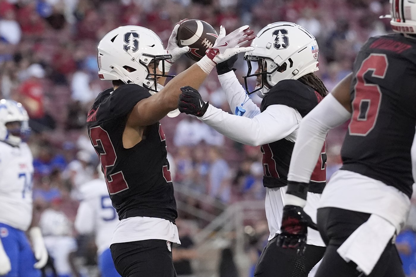 Kevin Jennings throws 3 TD passes to lead No. 21 past Stanford, 40-10 | iNFOnews.ca